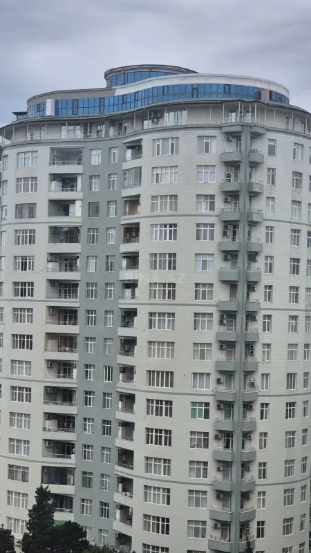 Satılır 4 otaqlı mənzil 210 m²