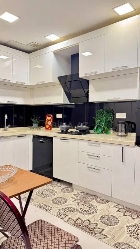 Kirayə verilir 4 otaqlı mənzil 130 m²