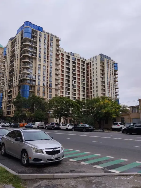 Satılır 5 otaqlı mənzil 322 m²