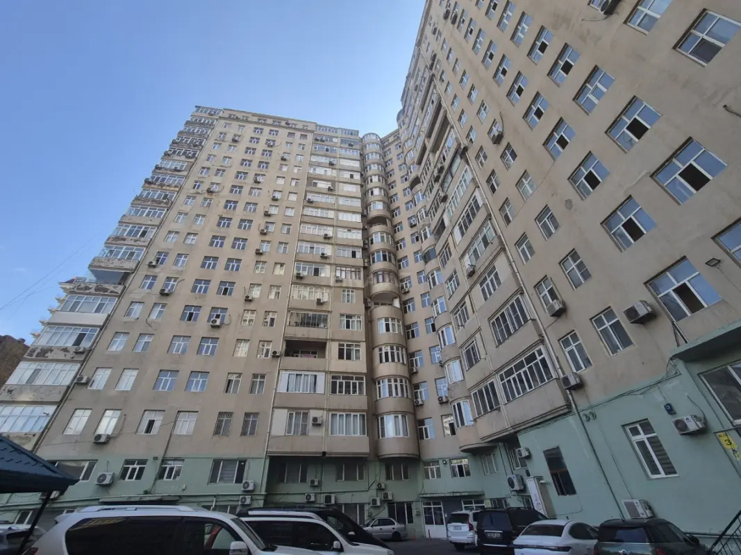 Satılır 3 otaqlı mənzil 151 m²