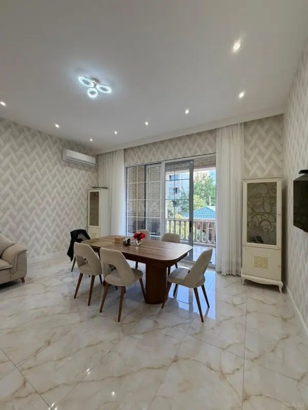 Satılır 8 otaqlı həyət evi 650 m²