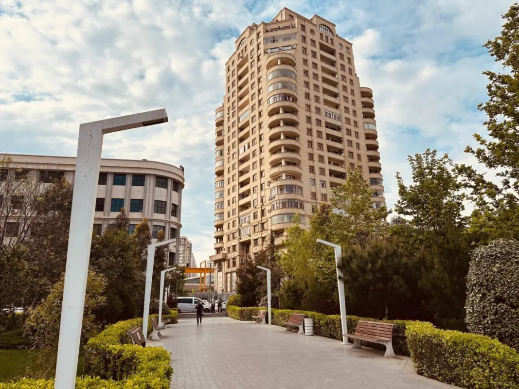 Satılır 6 otaqlı mənzil 255 m²