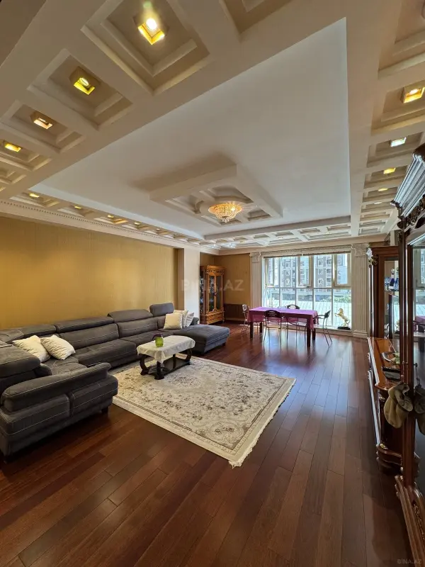 Satılır 4 otaqlı mənzil 185 m²