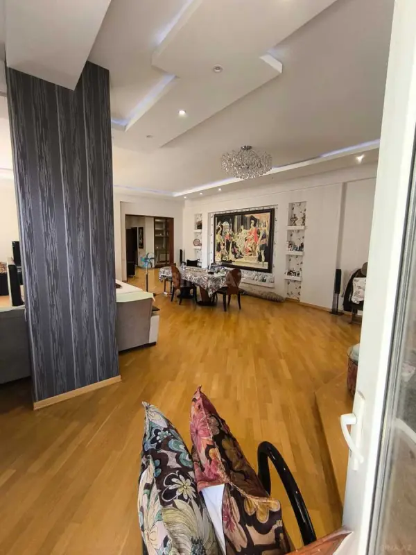 Satılır 4 otaqlı mənzil 210 m²