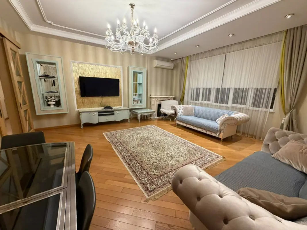 Kirayə verilir 4 otaqlı mənzil 176 m²