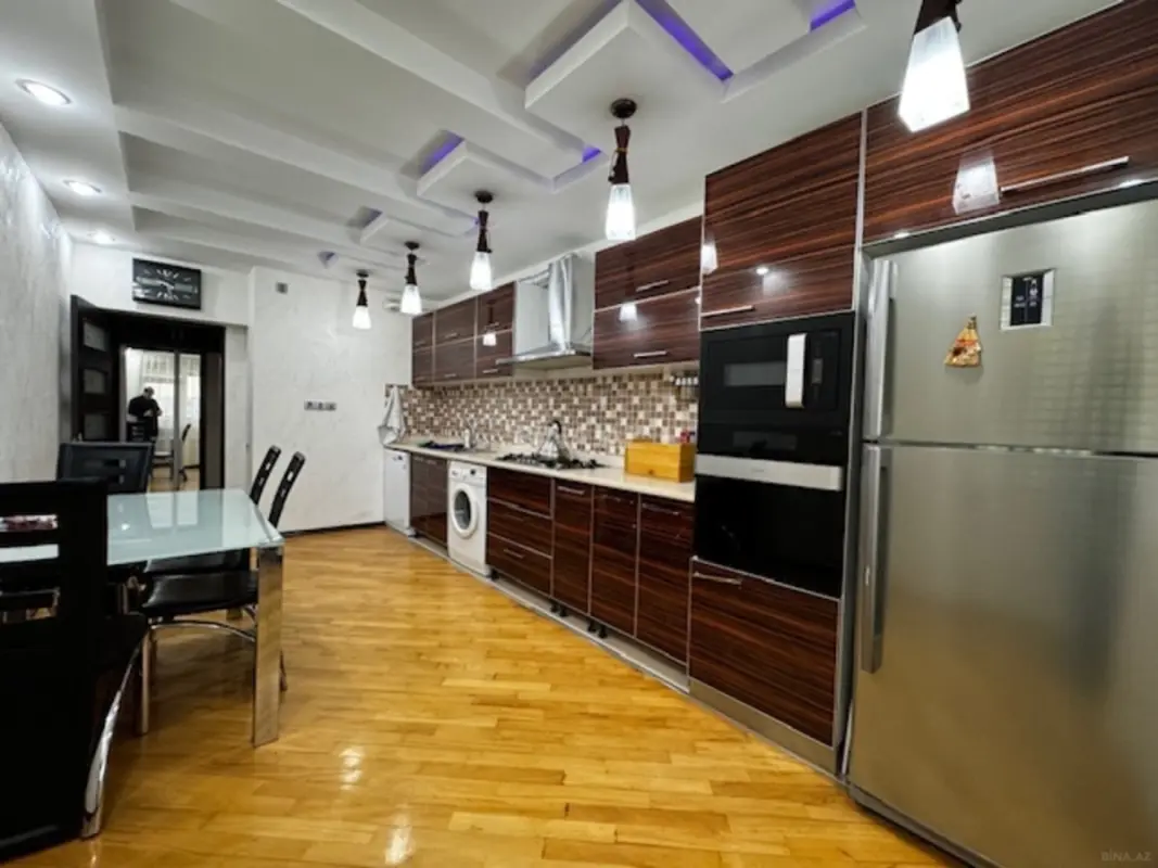 Satılır 3 otaqlı mənzil 135 m²