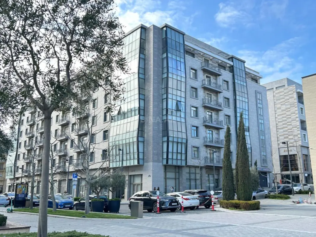 Satılır 4 otaqlı mənzil 200 m²