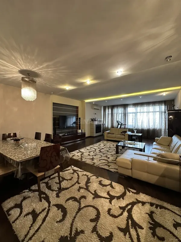 Satılır 3 otaqlı mənzil 183 m²