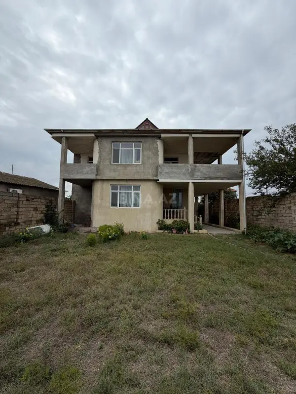 Satılır 5 otaqlı həyət evi 300 m²