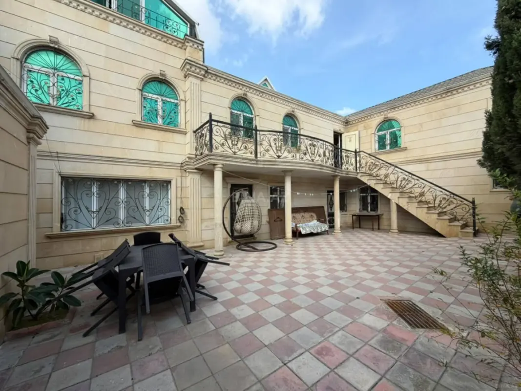 Satılır 8 otaqlı həyət evi 500 m²