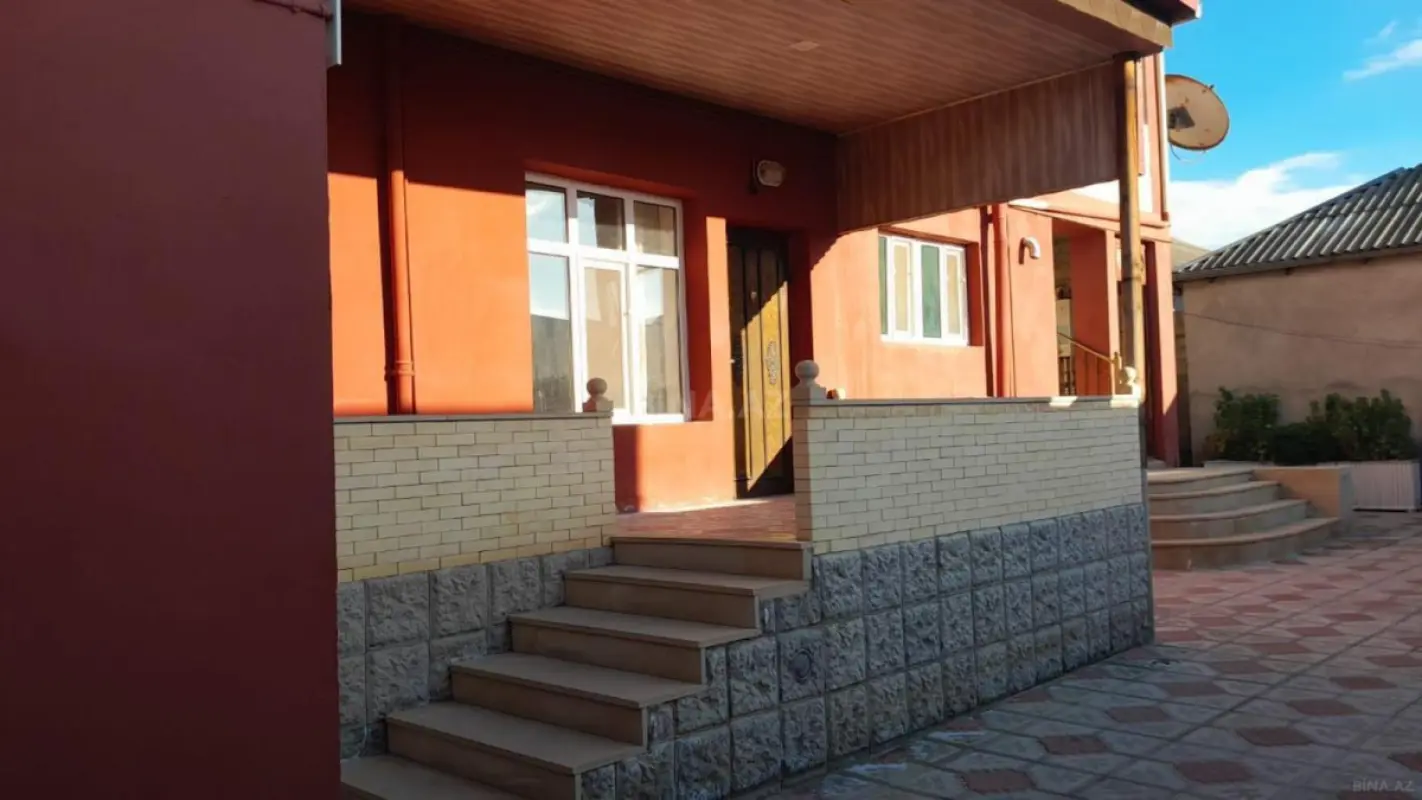 Satılır 8 otaqlı həyət evi 200 m²