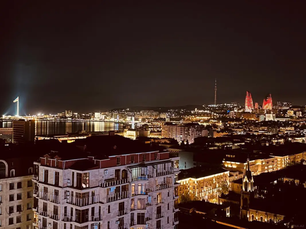 Satılır 6 otaqlı mənzil 235 m²