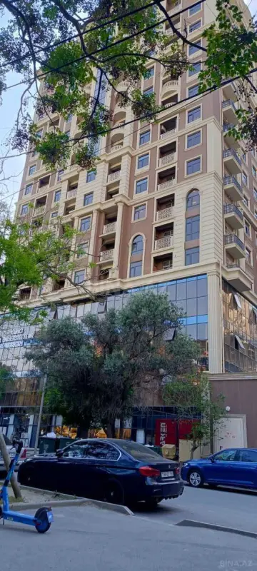Satılır 4 otaqlı mənzil 180 m²