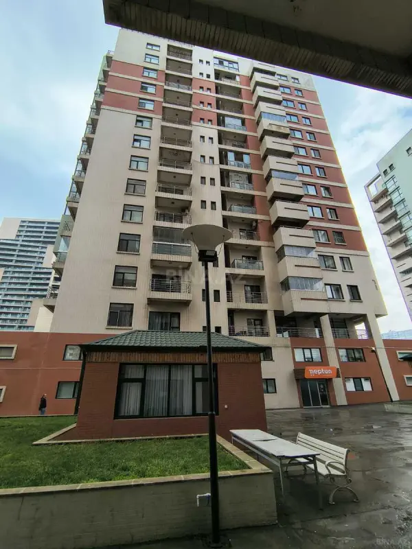 Satılır 3 otaqlı mənzil 131 m²