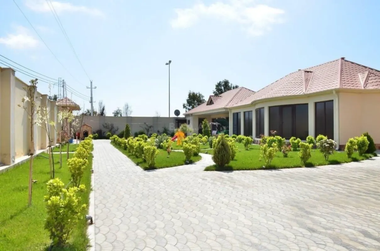 Satılır 3 otaqlı həyət evi 300 m²