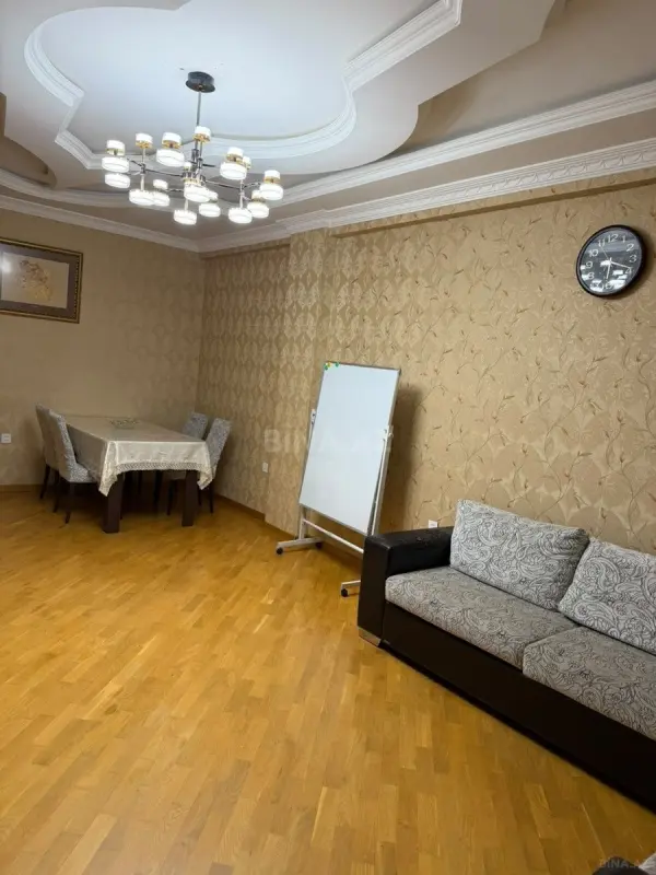 Kirayə verilir 3 otaqlı mənzil 130 m²