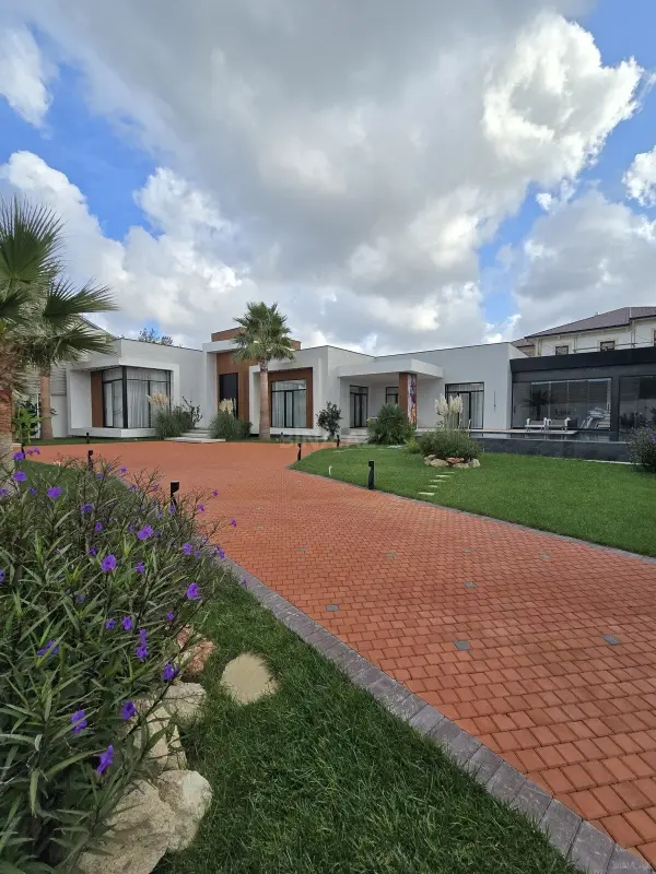 Satılır 5 otaqlı həyət evi 320 m²
