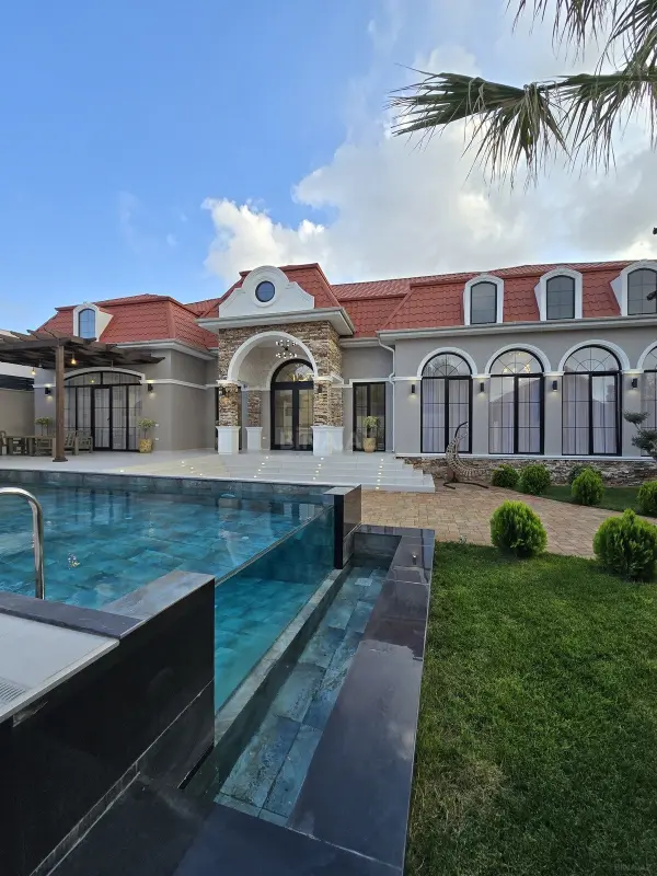 Satılır 5 otaqlı həyət evi 280 m²