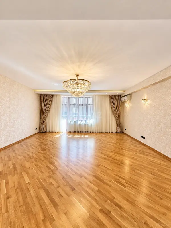 Satılır 5 otaqlı mənzil 245 m²