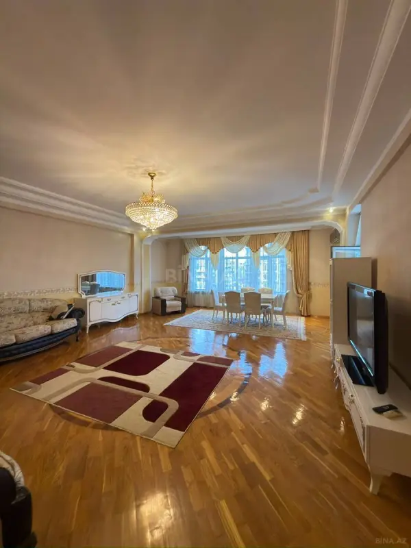 Satılır 5 otaqlı mənzil 250 m²