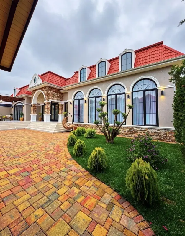 Satılır 5 otaqlı həyət evi 250 m²