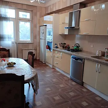 Kirayə verilir 3 otaqlı mənzil 150 m² — Bakı 3 otaq 150.00 m²