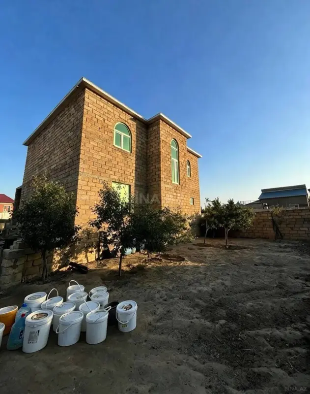 Satılır 9 otaqlı həyət evi 900 m²
