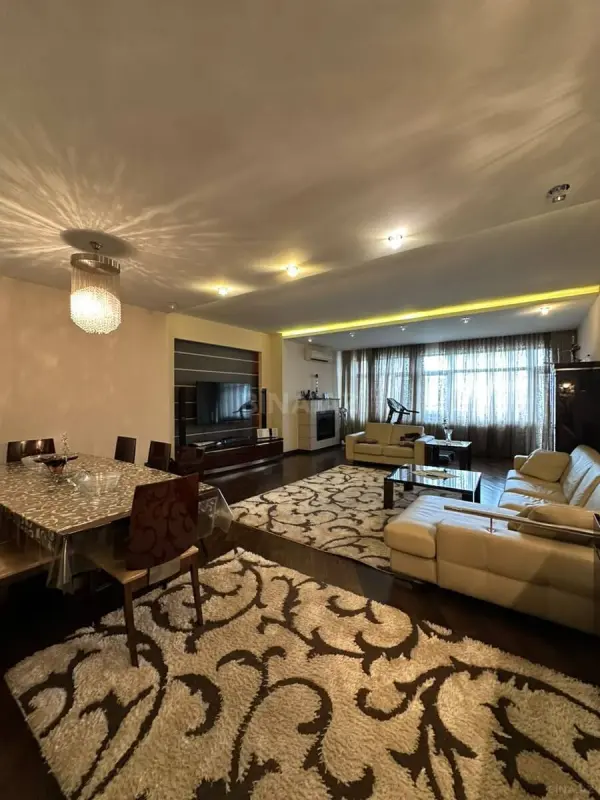 Satılır 3 otaqlı mənzil 183 m²
