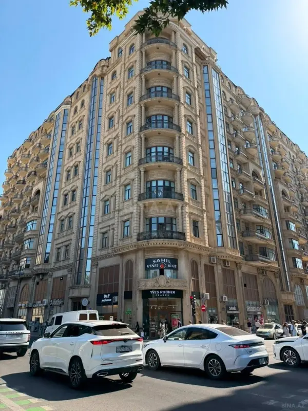 Satılır 3 otaqlı mənzil 151 m²
