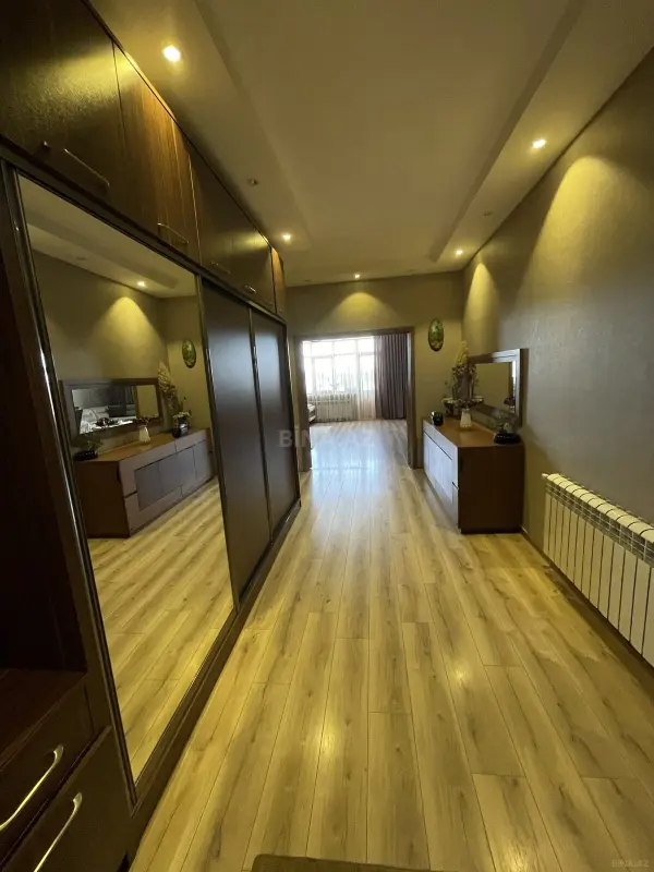 Satılır 3 otaqlı mənzil 135 m²