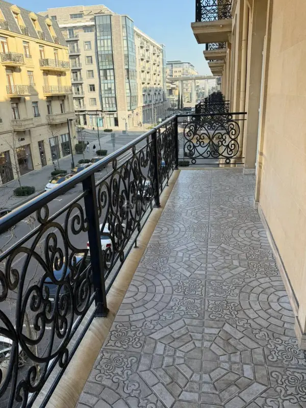 Satılır 4 otaqlı mənzil 161 m²