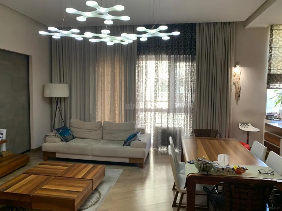 Satılır 3 otaqlı mənzil 131 m²