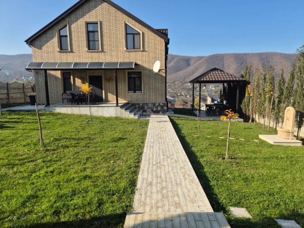Satılır 5 otaqlı həyət evi 200 m²