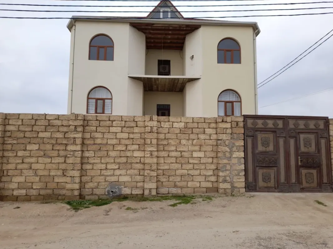 Satılır 8 otaqlı həyət evi 468 m²