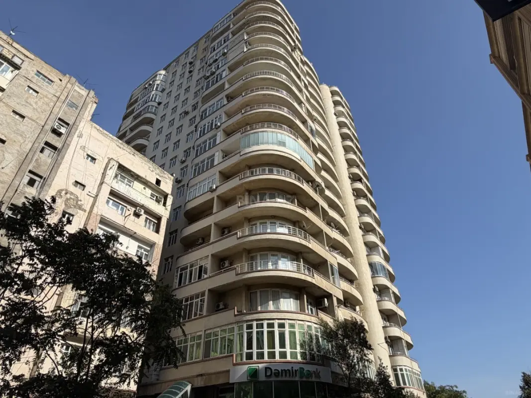 Satılır 4 otaqlı mənzil 198 m²