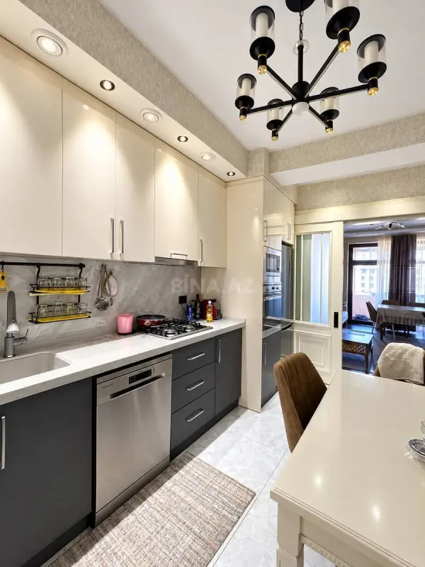 Satılır 3 otaqlı mənzil 121 m²