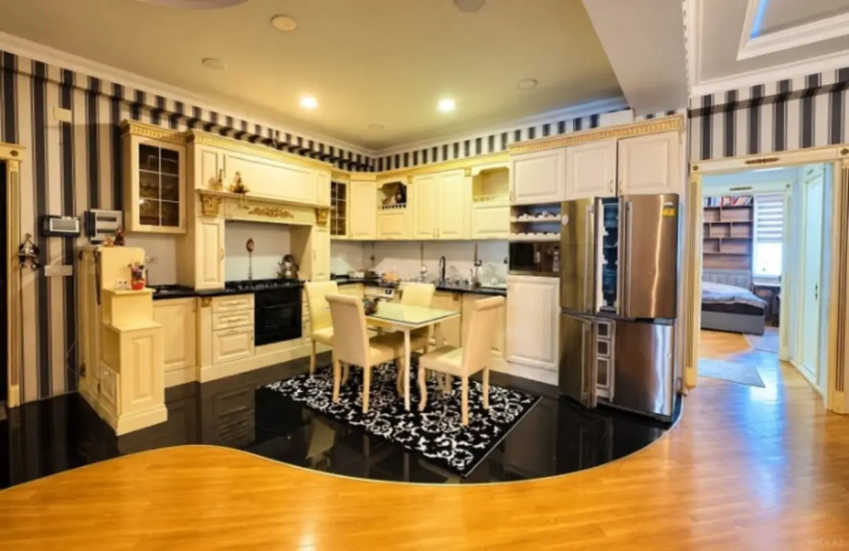 Satılır 4 otaqlı mənzil 140 m²