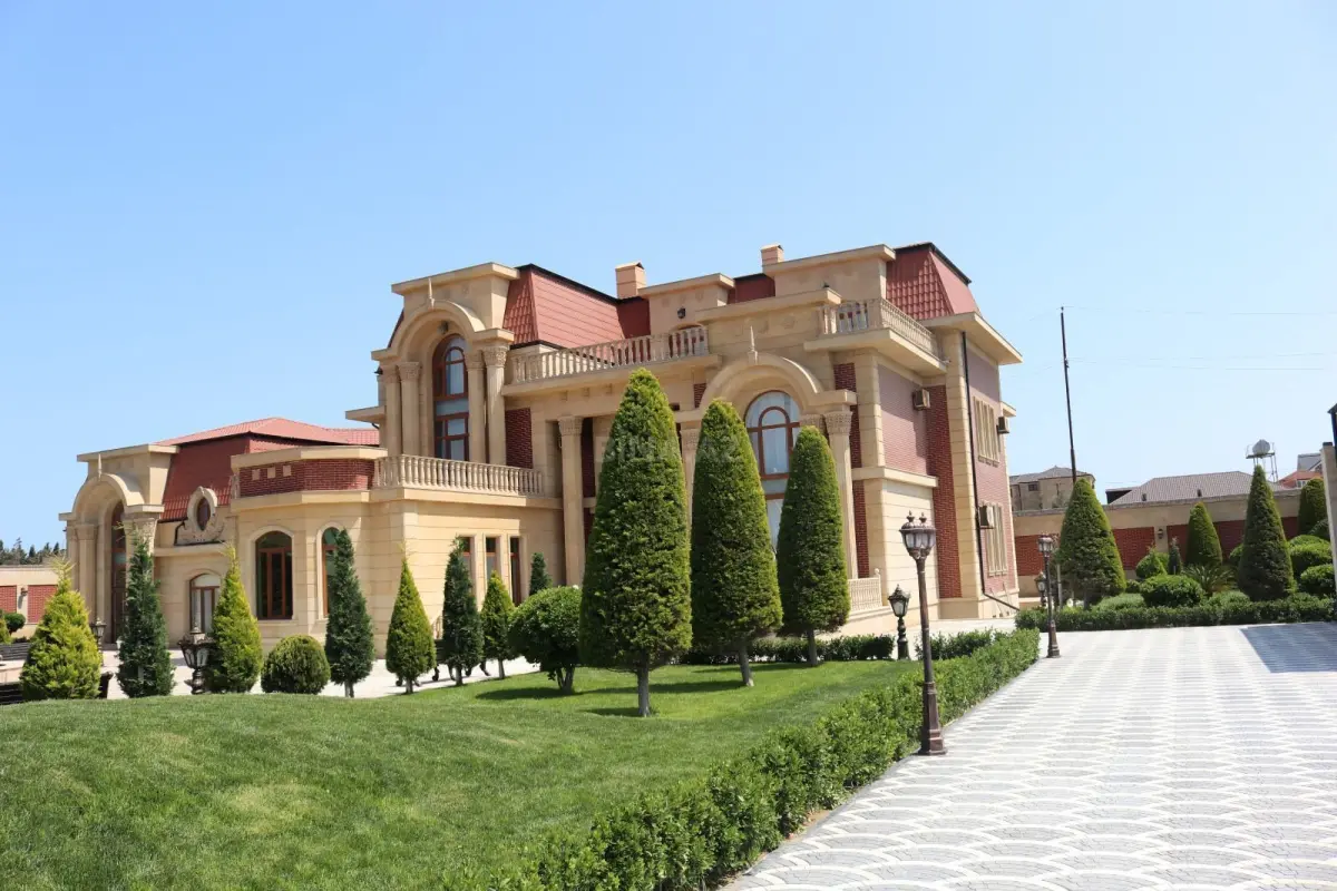 Satılır 10 otaqlı həyət evi 14000 m²