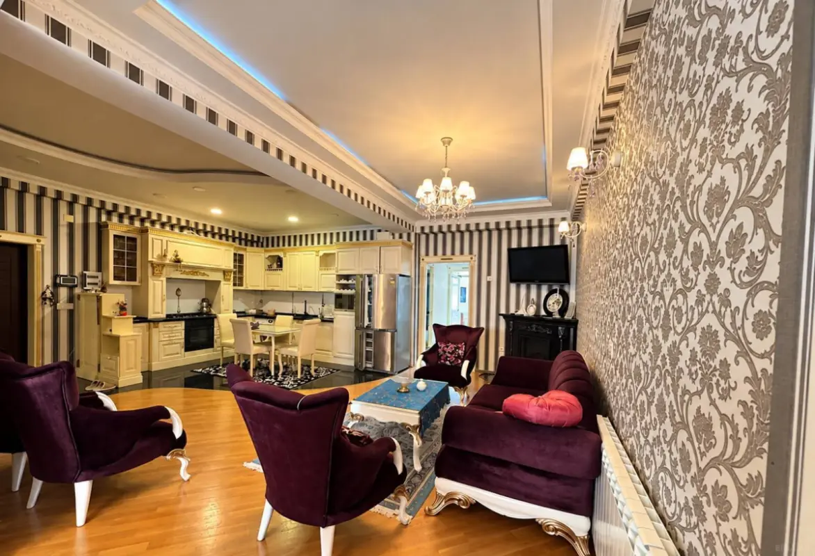 Satılır 4 otaqlı mənzil 140 m²