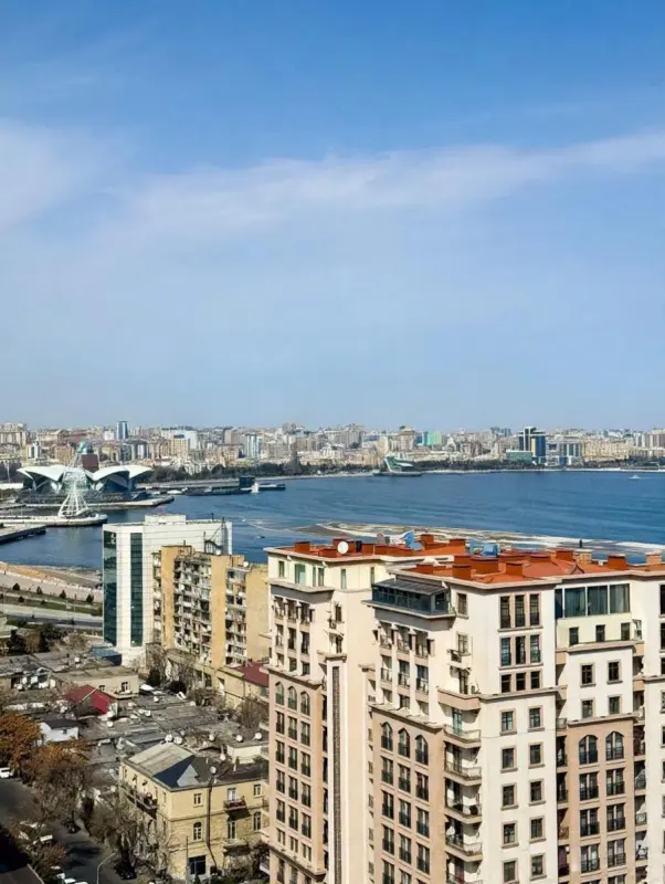 Satılır 4 otaqlı mənzil 180 m²