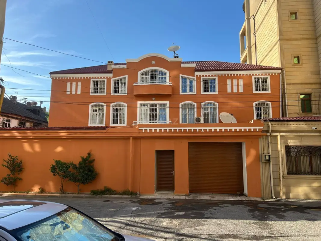 Kirayə verilir 8 otaqlı həyət evi 572 m²
