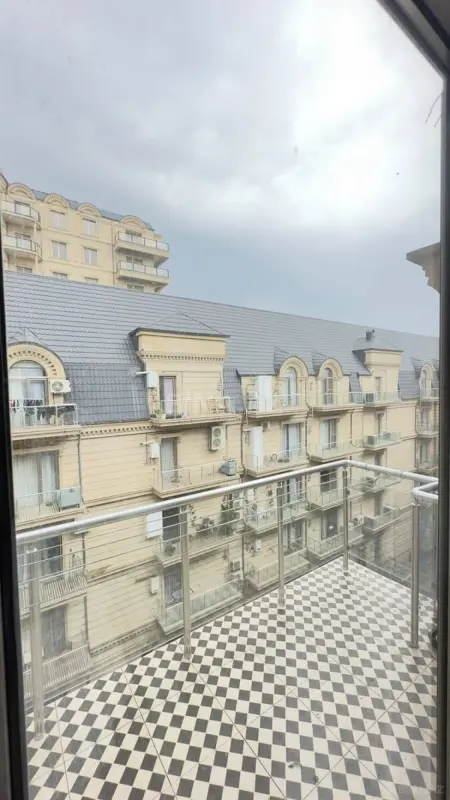 Kirayə verilir 4 otaqlı mənzil 145 m²