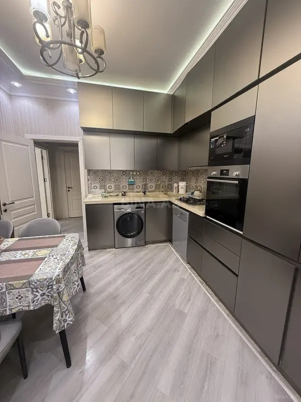 Kirayə verilir 4 otaqlı mənzil 176 m²