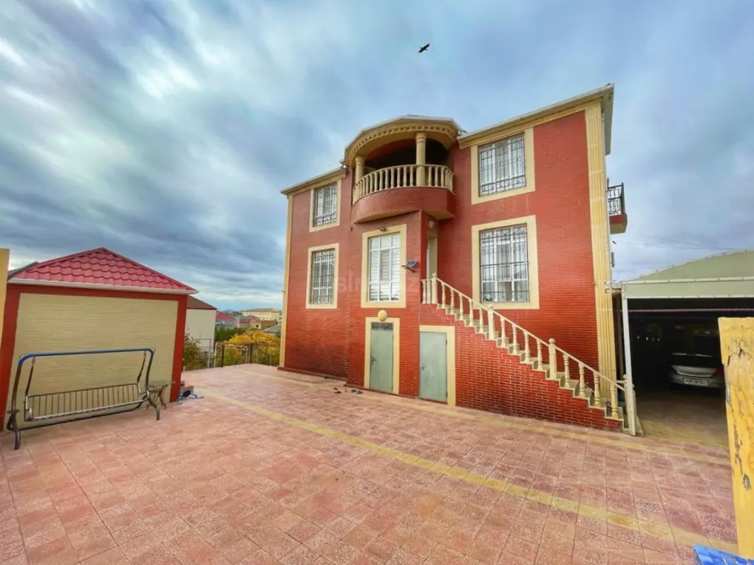 Satılır 13 otaqlı həyət evi 400 m²