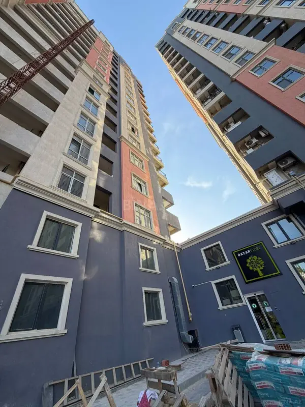 Satılır 4 otaqlı mənzil 130 m²