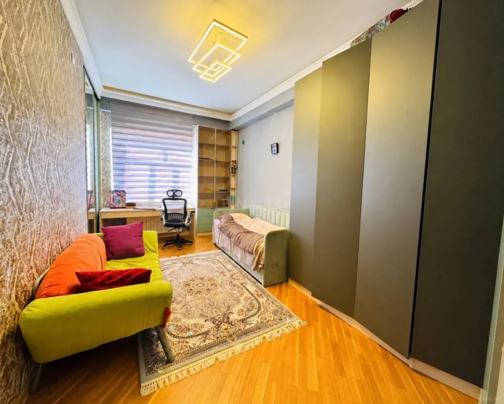 Satılır 4 otaqlı mənzil 140 m²