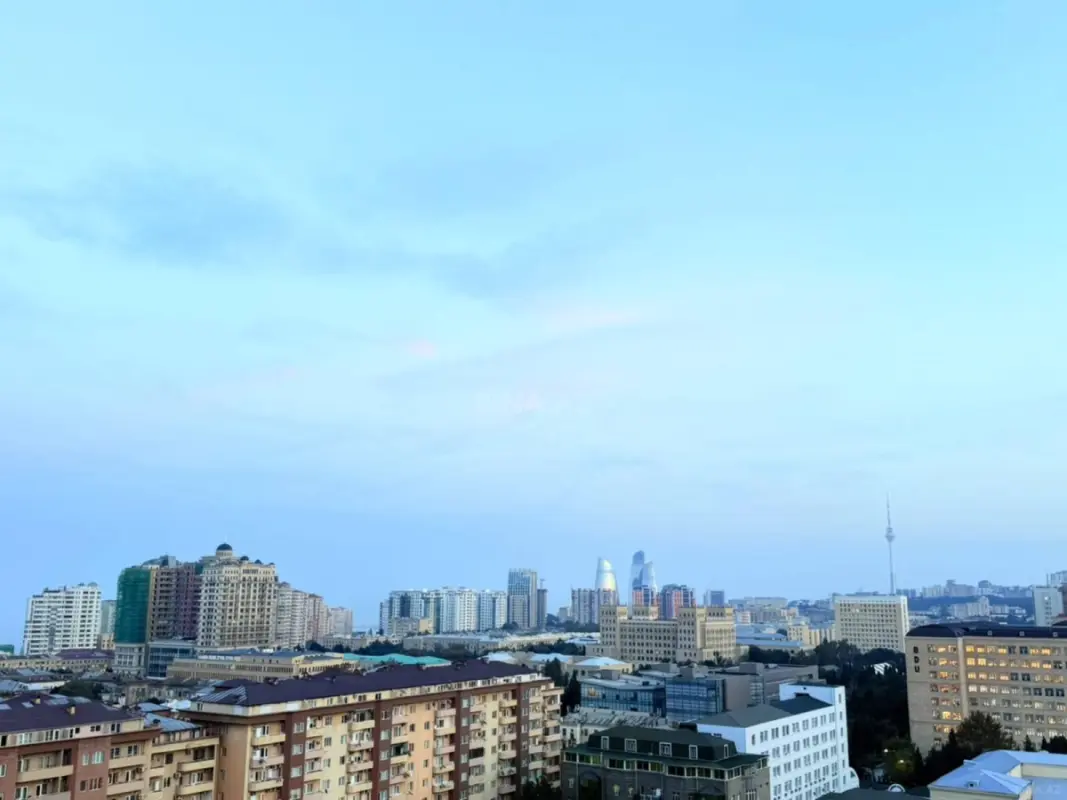 Satılır 5 otaqlı mənzil 180 m²
