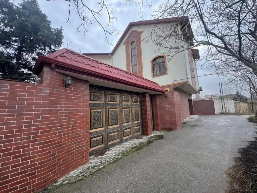 Satılır 8 otaqlı həyət evi 400 m²