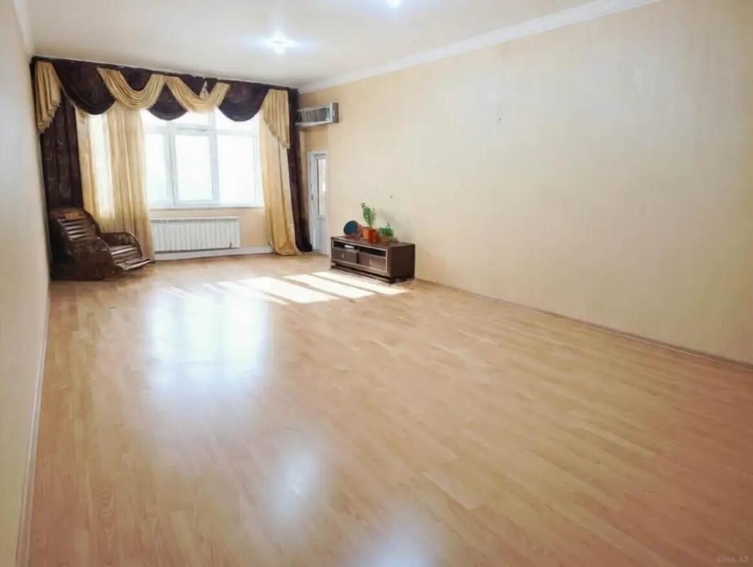 Satılır 3 otaqlı mənzil 145 m²