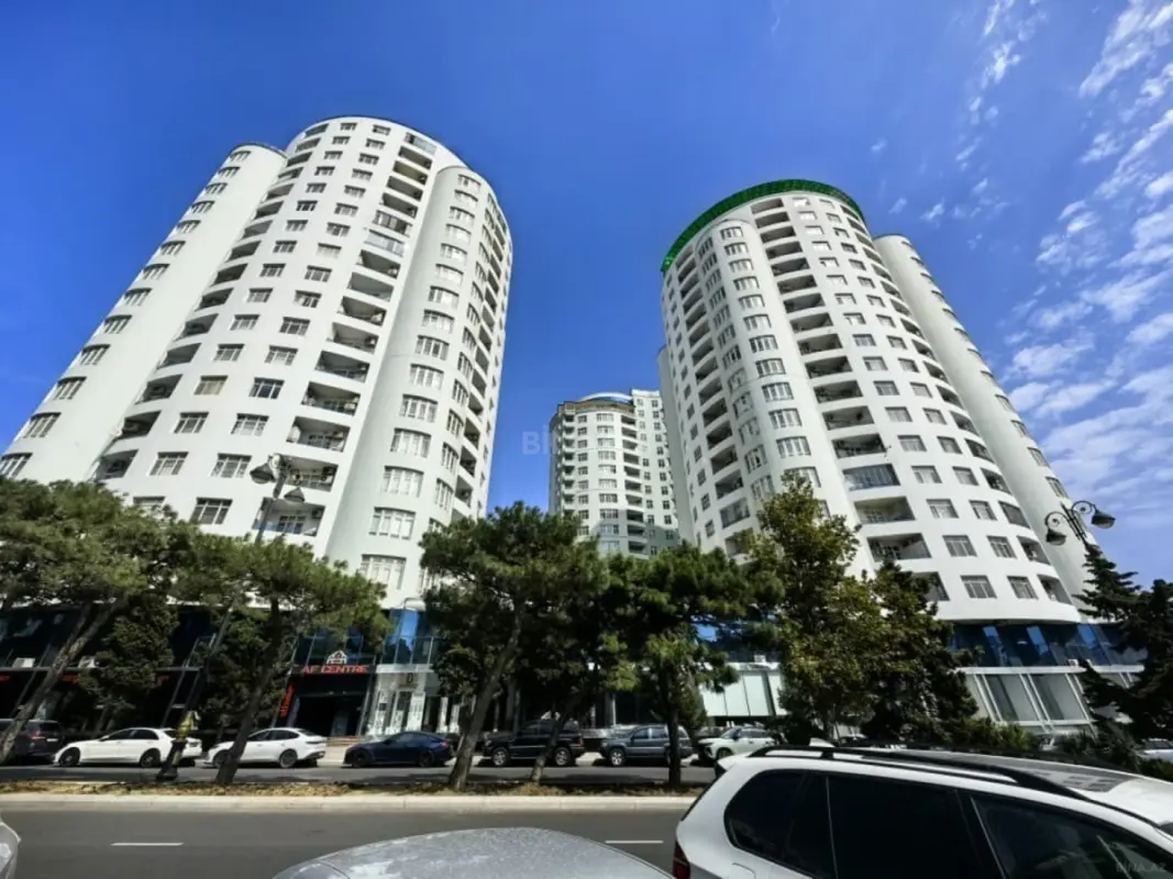 Satılır 4 otaqlı mənzil 260 m²